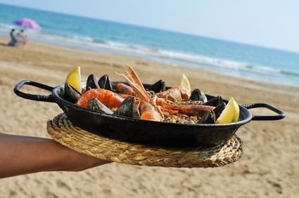 typowa hiszpańska paella podawana w tzw. paellera, w restauracji przy plaży